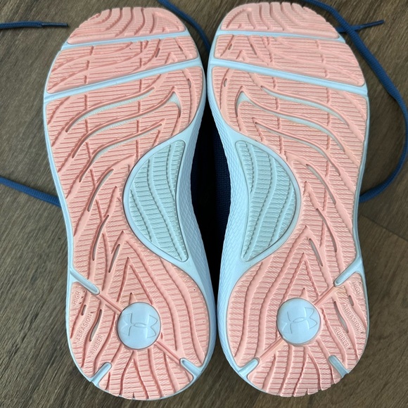 NWOT Women’s Size 8 Under Armour Charged Pursuit Navy and Peach Sneakers - Picture 5 of 5